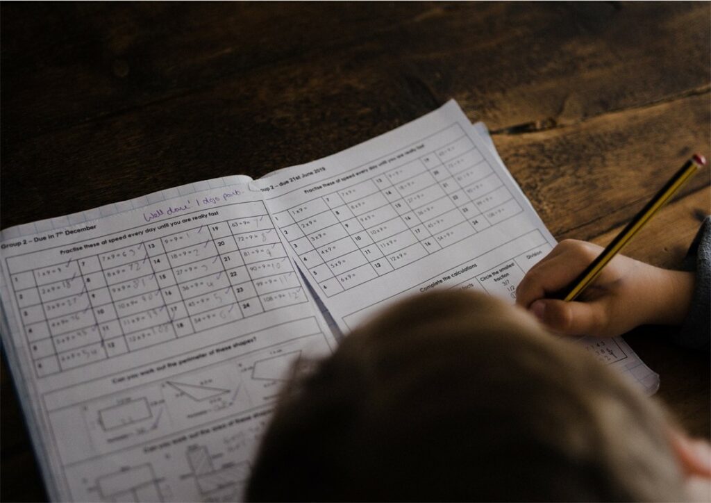 Illustration dyscalculie : un enfant fait des exercices de mathématiques. Psychologue pour enfants, adolescents Tours Nord