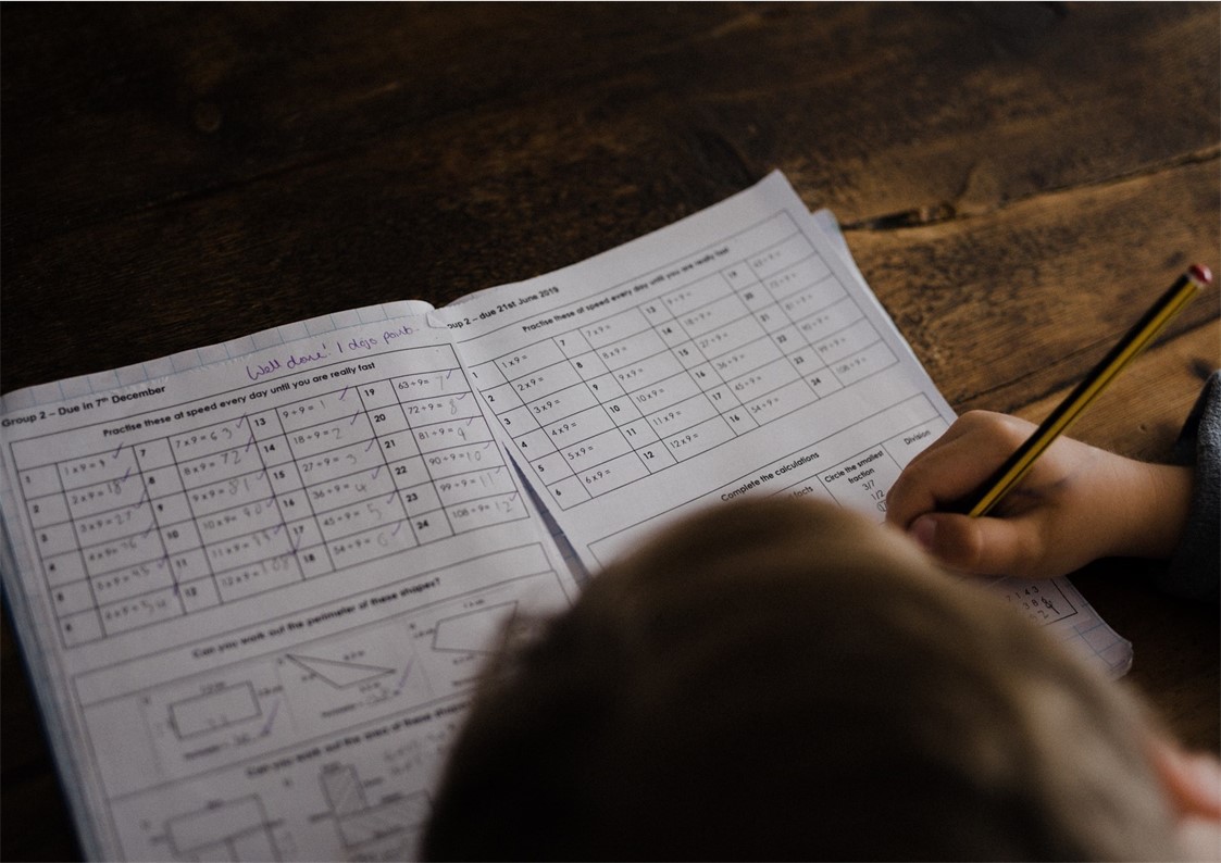 Illustration dyscalculie : un enfant fait des exercices de mathématiques. Psychologue pour enfants, adolescents Tours Nord